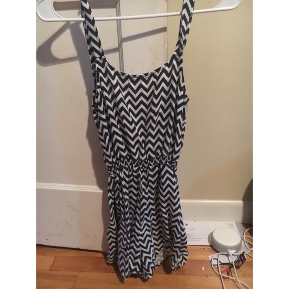 Black and white romper - Picture 2 of 2